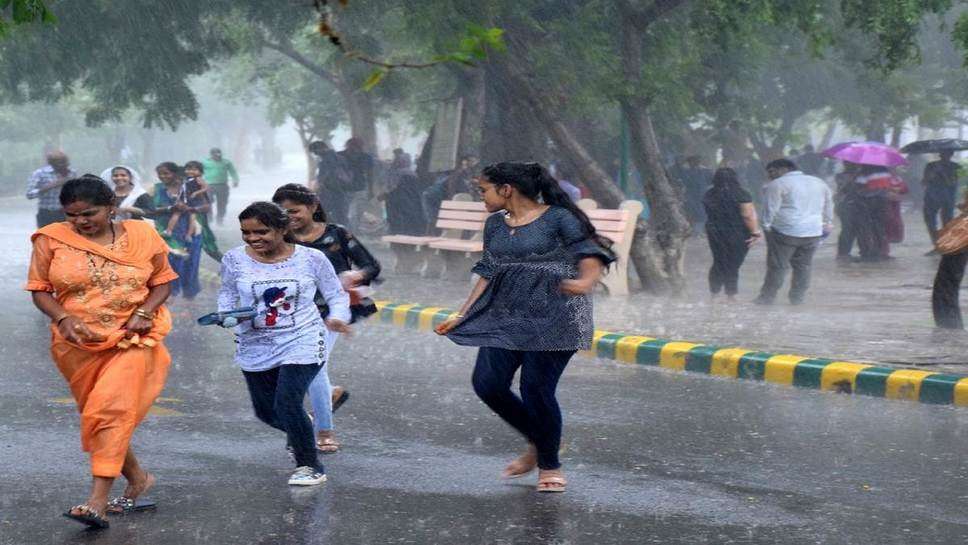 Delhi Weather Update: हवाओं और बूंदाबूंदी के बाद दिल्ली का मौसम हुआ सुहाना, गर्मी से राहत