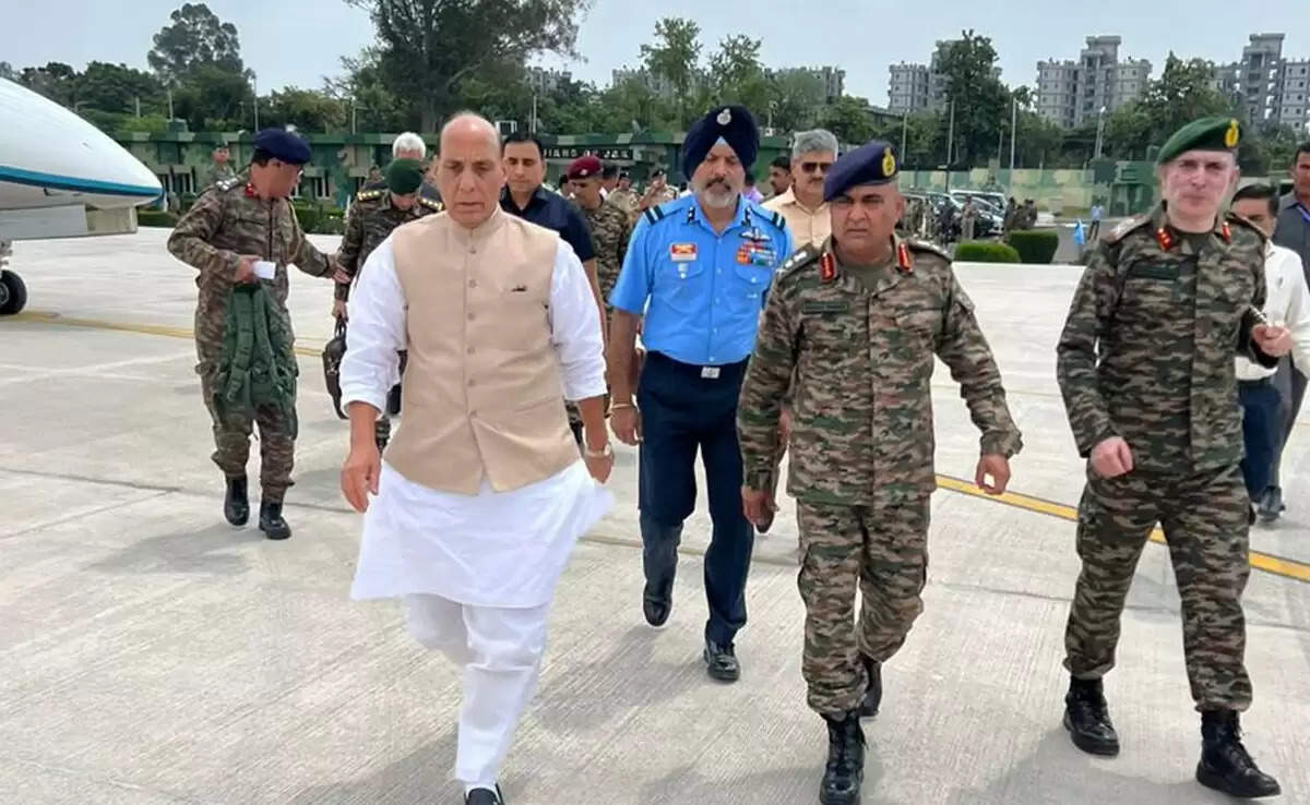 रक्षा मंत्री सिंह सिंह सेना मेजर जनरल मनोज पांडे के साथ सुरक्षा स्थिति की समीक्षा करने के लिए जम्मू कश्मीर पहुंचे। उनके जम्मू टर्मिनल पर मनोज मनोज सिन्हा, उत्तरी कमांड के प्रमुख उपेंद्र द्विवेदी ने आगवानी की। इसके बाद वह सीधे राजौरी के पास पहुंचे। रक्षा मंत्री राजौरी स्थित साना के डिवीजन मुख्यालय में सील से मिलने के लिए हाल गए।    सूत्रों के अनुसार राजोरी-पुंछ के अलावा रक्षा मंत्री सीबीआई और एलओसी के बारे में बढ़ते दावों के बारे में विस्तार से जानेंगे। उन्हें कश्मीर सहित जम्मू-कश्मीर में चल रहे सैन्य अभियानों के बारे में भी जानकारी दी जाएगी। एक पखवाड़े के अंदर राजौरी और पुंछ में दस जवान शहीद हो गए हैं।   इस इलाके में लगातार घुसपैठ की सूचनाएं मौजूद हैं। जी 20 शिखर सम्मेलन की तैयारियों के बीच और राजौरी में चल रहे अभियान के दौरान रक्षामंत्री का यह दौरा अहम माना जा रहा है। उर राजौरी के केसरी हिल इलाके में सर्च ऑपरेशन के दौरान सुरक्षाबलों ने एक हिस्से को मार गिराया है, जबकि अन्य के घायल होने की सूचना है।  चयन के पास से भारी मात्रा में हथियार बरामद हुआ है। सैटेलाइट पर उत्तरी कमांड के प्रमुख उपेंद्र द्विवेदी पहुंचे हैं। वह पूरे ऑपरेशन की कमान संभाल रहे हैं। एक अधिकारी ने बताया कि एक एके 56, चार मैग्जीन, एके 56 के राउंड, एक पिस्टल, तीन ग्रेनेड बरामद हुए।  उसकी पहचान की जा रही है। उपराज्यपाल मनोज सिन्हा ने हाई में राजोरी पंकज में शहीद हुए सितारों को श्रद्धांजलि दी। इसके बाद सभी के पार्थिव शरीर को उनके माता-पिता गांव भेज दिए गए।