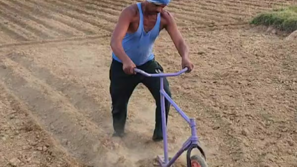 Inspirational Story , Motivational Story , Farming Story , Farmer Story , Farming technique , Farmer Jugaad machine , Farming Jugaad machine , Farmer Made Unique machine ,  प्रेरणादायक कहानी , प्रेरक कहानी