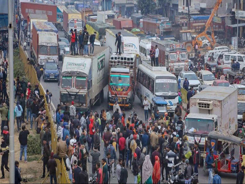 Transporters Strike : लगातार दूसरे दिन भी ट्रांसपोर्टर्स की हड़ताल जारी