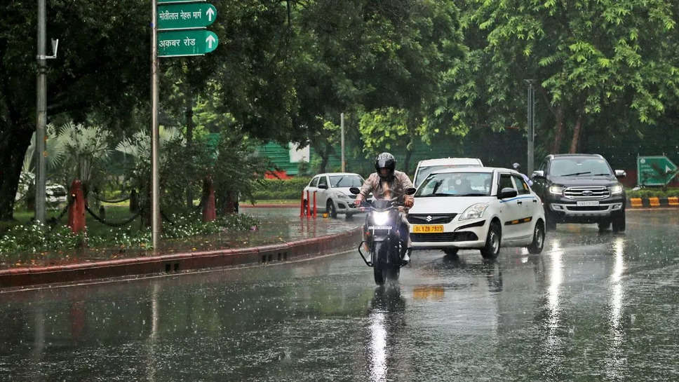 पहले देरी, पर जब आई तो बारिश ने मचाई तबाही  बारिश से हालात बिगड़ने की वजह यह है कि दो से तीन दिनों में ही भारी बारिश हुई है। जून महीने में बारिश औसतन 10 फीसदी कम थी, लेकिन 9 जुलाई तक ही इस महीने 2 फीसदी ज्यादा बारिश हो चुकी है। खासतौर पर उत्तर पश्चिम भारत यानी हिमाचल, हरियाणा, पंजाब में औसत से 59 फीसदी ज्यादा बारिश हुई है। इसके अलावा सेंट्रल इंडिया में 4 फीसदी ज्यादा बारिश हुई है। हालांकि पश्चिम और पूर्वोत्तर भारत में बारिश में 17 से 23 फीसदी तक कमी आई है। इस तरह उत्तर भारत के राज्य हाल में हुई बारिश से ज्यादा प्रभावित हुए हैं। 