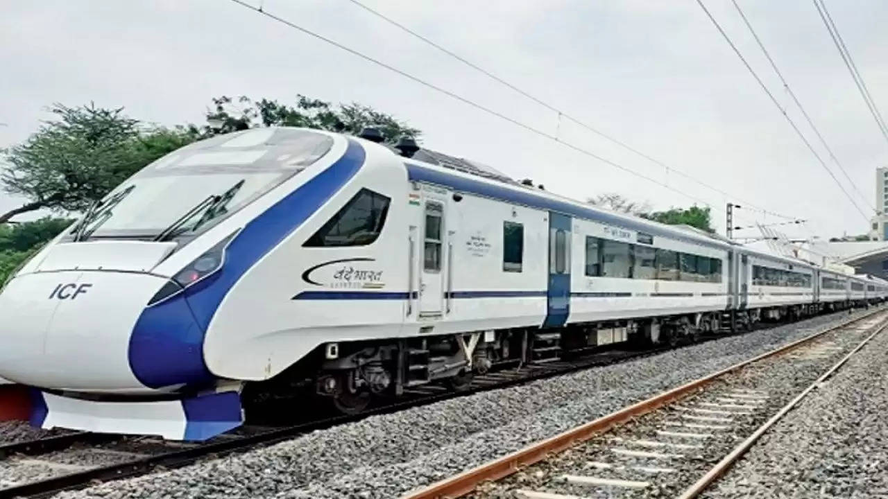 वंदे भारत: देश भर में सेमी-हाई स्पीड ट्रेन वंदे भारत की लोकप्रियता को देखते हुए रेलवे जल्द ही इस ट्रेन को अलग-अलग रूटों पर शुरू करने की तैयारी कर रहा है. अब तक 14 ट्रेनें चलाई जा चुकी हैं। 15वीं ट्रेन पुरी से हावड़ा के बीच चलने वाली है, जिसे पीएम मोदी हरी झंडी दिखा सकते हैं. इस वर्ष 15 अगस्त तक वन्दे भारत को पर्यटन स्थलों और तीर्थ स्थलों तक पहुँचाना रेलवे का लक्ष्य बन गया है। बताया जा रहा है कि उत्तर भारत की बजाय दक्षिणी राज्यों में ज्यादा से ज्यादा वंदे भारत ट्रेनों का संचालन होने जा रहा है. वर्तमान में चल रही वंदे भारत ट्रेनों की लोकप्रियता को देखते हुए इसके कोचों की संख्या बढ़ाई जा रही है।  केंद्रीय पर्यटन, संस्कृति और उत्तर पूर्वी क्षेत्र के विकास मंत्री किशन रेड्डी ने एक ट्वीट में सिकंदराबाद और तिरुपति के बीच 16-कोच वाली वंदे भारत ट्रेन शुरू करने के रेल मंत्रालय के प्रस्ताव को स्वीकार करने की घोषणा की। प्रधान मंत्री नरेंद्र मोदी ने पिछले महीने सिकंदराबाद रेलवे स्टेशन से तिरुपति तक एक वंदे भारत ट्रेन को व्यक्तिगत रूप से हरी झंडी दिखाई थी। हालांकि, दक्षिण मध्य रेलवे की तरफ से इस बात की कोई पुष्टि नहीं हुई है कि 16 कोच वाली नई ट्रेन मौजूदा आठ कोच वाली ट्रेन की जगह कब लेगी। देशभर में वंदे भारत ट्रेनों की लोकप्रियता देखकर रेलवे अधिकारी हैरान हैं।  वंदे भारत सुपरहिट है आपको बता दें कि वंदे भारत एक्सप्रेस ने सुदूर दक्षिण राज्य केरल में हाई स्पीड ट्रेन की सेवा शुरू करने के बाद महज छह दिनों में 2 करोड़ 70 लाख रुपये की कमाई कर ली है. कासरगोड से तिरुवनंतपुरम के बीच चलने वाली वंदे भारत ट्रेन सोने की खान साबित हुई है। टिकट कलेक्शन के मामले में इस ट्रेन ने सबसे ज्यादा कमाई की है। वंदे भारत एक्सप्रेस ने 28 अप्रैल से 3 मई तक चलने के दौरान बंपर कमाई कर रेलवे के खजाने में करोड़ों रुपये भरे हैं.  छह दिन में इतनी कमाई प्रधानमंत्री नरेंद्र मोदी द्वारा दिखाई गई हरी झंडी के बाद लोगों ने इस ट्रेन को अपने हाथों में ले लिया है. इस ट्रेन की औसत कमाई 18 लाख रुपए है। वंदे भारत एक्सप्रेस ने 28 अप्रैल को तिरुवनंतपुरम-कासरगोड सेवा के लिए 19.5 लाख एकत्र किए। वहीं 29 अप्रैल को 20.30 लाख रुपये, 30 अप्रैल को 20.50 लाख रुपये, 1 मई को 20.1 लाख रुपये, 2 मई को 18.2 लाख रुपये और 3 मई को 18 लाख रुपये रेलवे के खजाने में जमा हुए. दक्षिणी राज्यों में चलने वाली वंदे भारत ट्रेनों की तुलना में केलर में चलने वाली हाई स्पीड ट्रेन 'सोने' की तरह है. इस दौरान वंदे भारत एक्सप्रेस में 27 हजार लोगों ने सफर किया और 31,412 बुकिंग हो चुकी है।