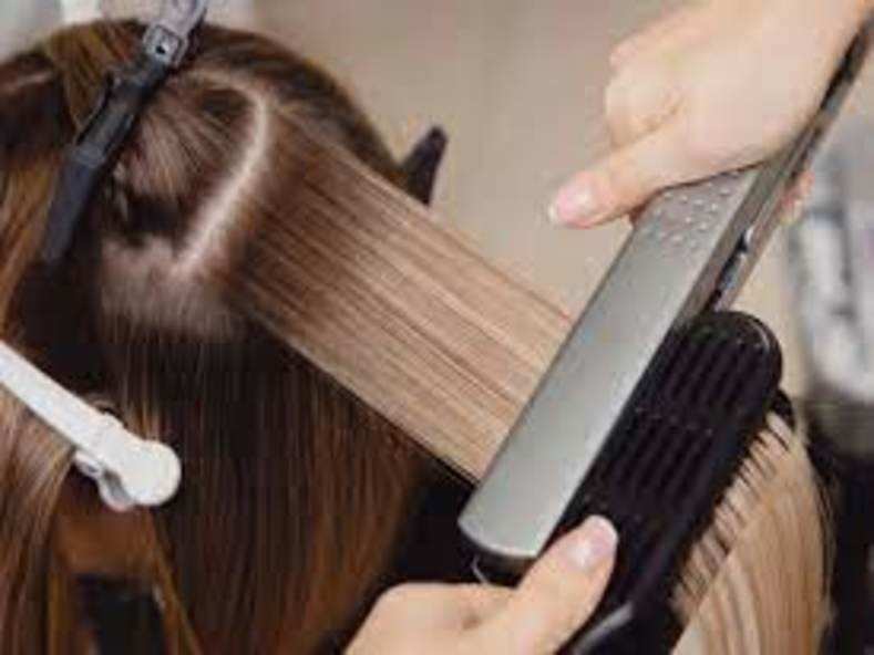 खूबसूरत बालों के पीछे छिपा कैंसर का खतरा! हेयर स्ट्रेटनिंग से बाल सीधे करवाना हो सकता है जानलेवा