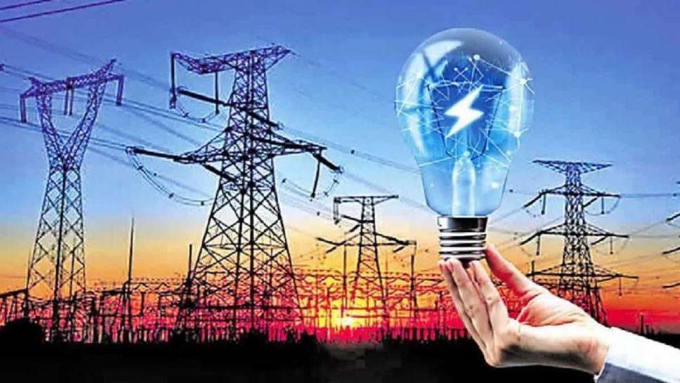 दिल्ली में बिजली की मांग मंगलवार को एक दिन पहले 7717 मेगावाट तक पहुंच गई, जो अब तक का सबसे उच्चतम स्तर है। 29 जून 2022 को इस आंकड़े ने 7695 मेगावाट के पहले रिकॉर्ड को तोड़ दिया था. अब मांग 8000 मेगावाट है।
