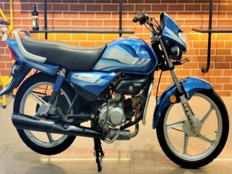 नई दिल्ली: Hero HF Deluxe 2023 Price: हीरो की बाइक अपनी दमदार बॉडी और इंजन के लिए पसंद की जाती है। जब भी ज्यादा माइलेज वाली बाइक्स की बात आती है तो हीरो बाइक का नाम जरूर आता है। अब अगर आप हीरो की कोई बाइक खरीदना चाहते हैं तो आइए हम आपको एक बेहतरीन डील के बारे में बताते हैं जिसके जरिए आप सस्ते में हीरो एचएफ डीलक्स बाइक खरीद पाएंगे।
